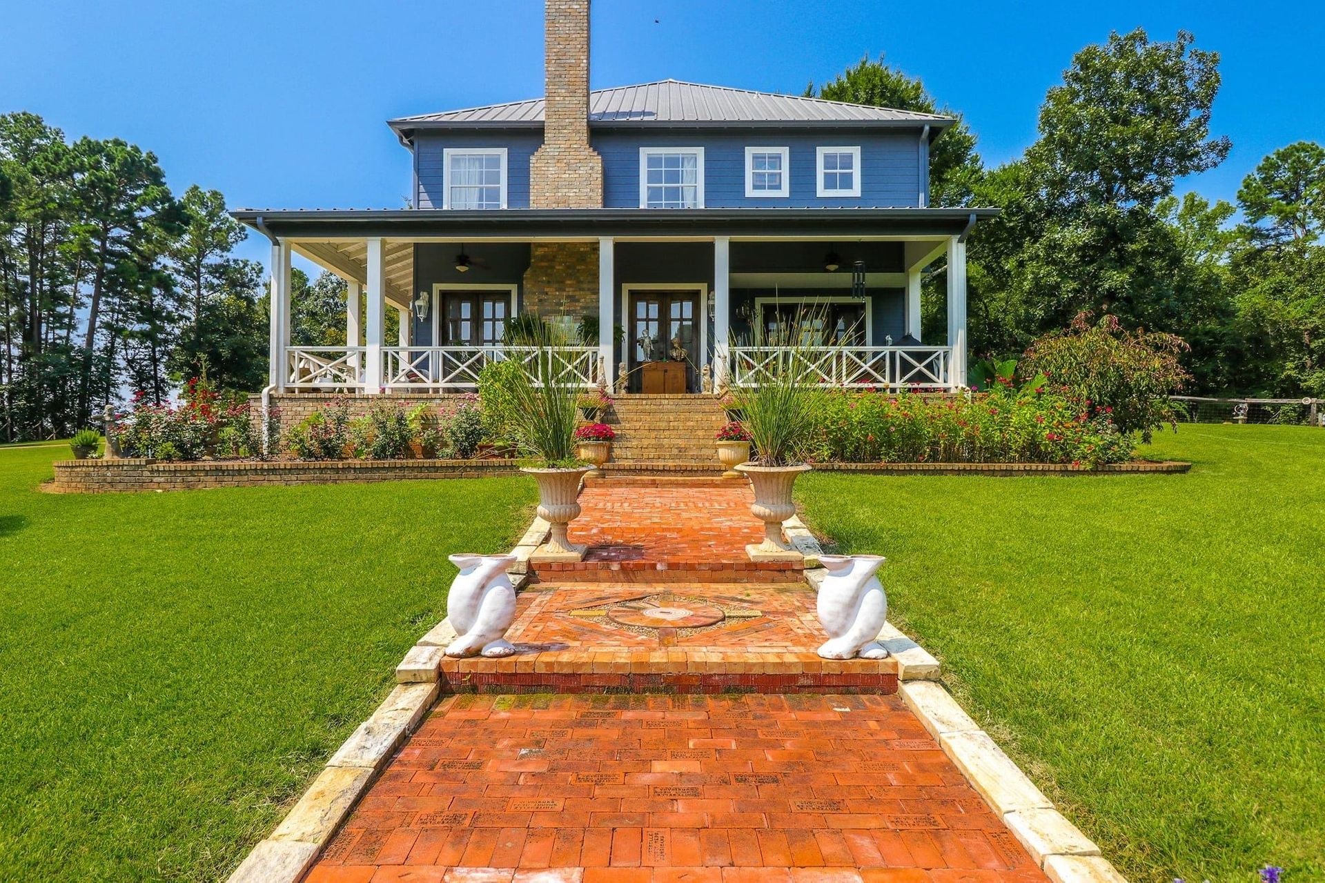 Reg Photos, 1 Drone Photo, Floorplan, Video